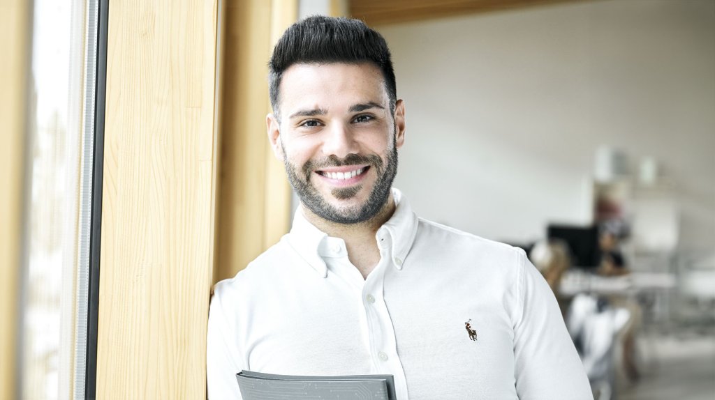 Lächelnder Ansprechpartner für Kundenanfragen im Büro von RM Components.