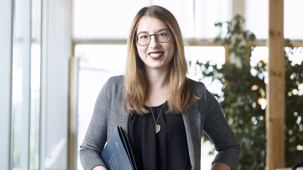 Mitarbeiterin im Vertriebsteam, bereit für Fragen zu Elektronikkomponenten.