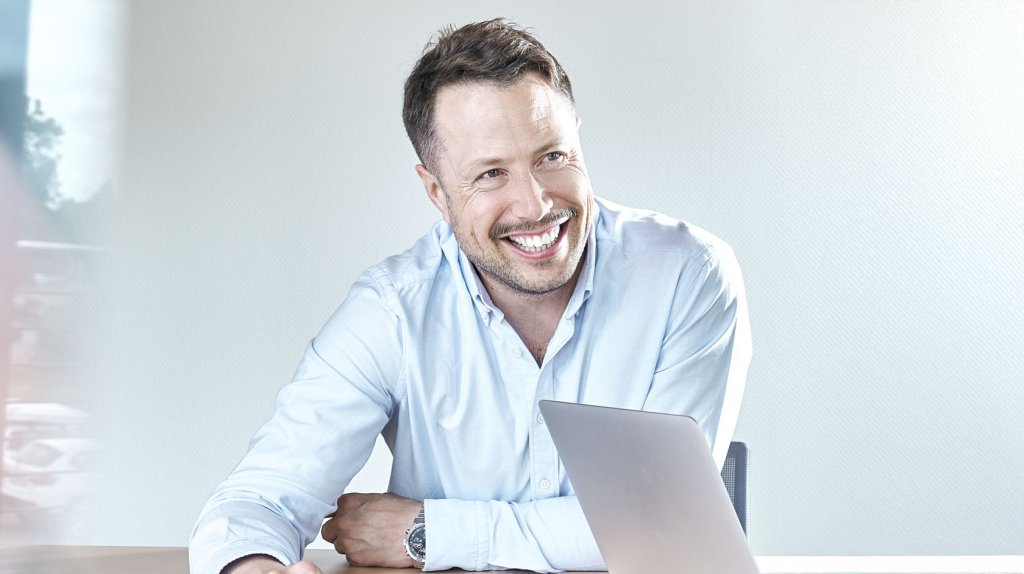 Ansprechpartner im Beratungsgespräch zu Elektronikbauteilen am Schreibtisch.